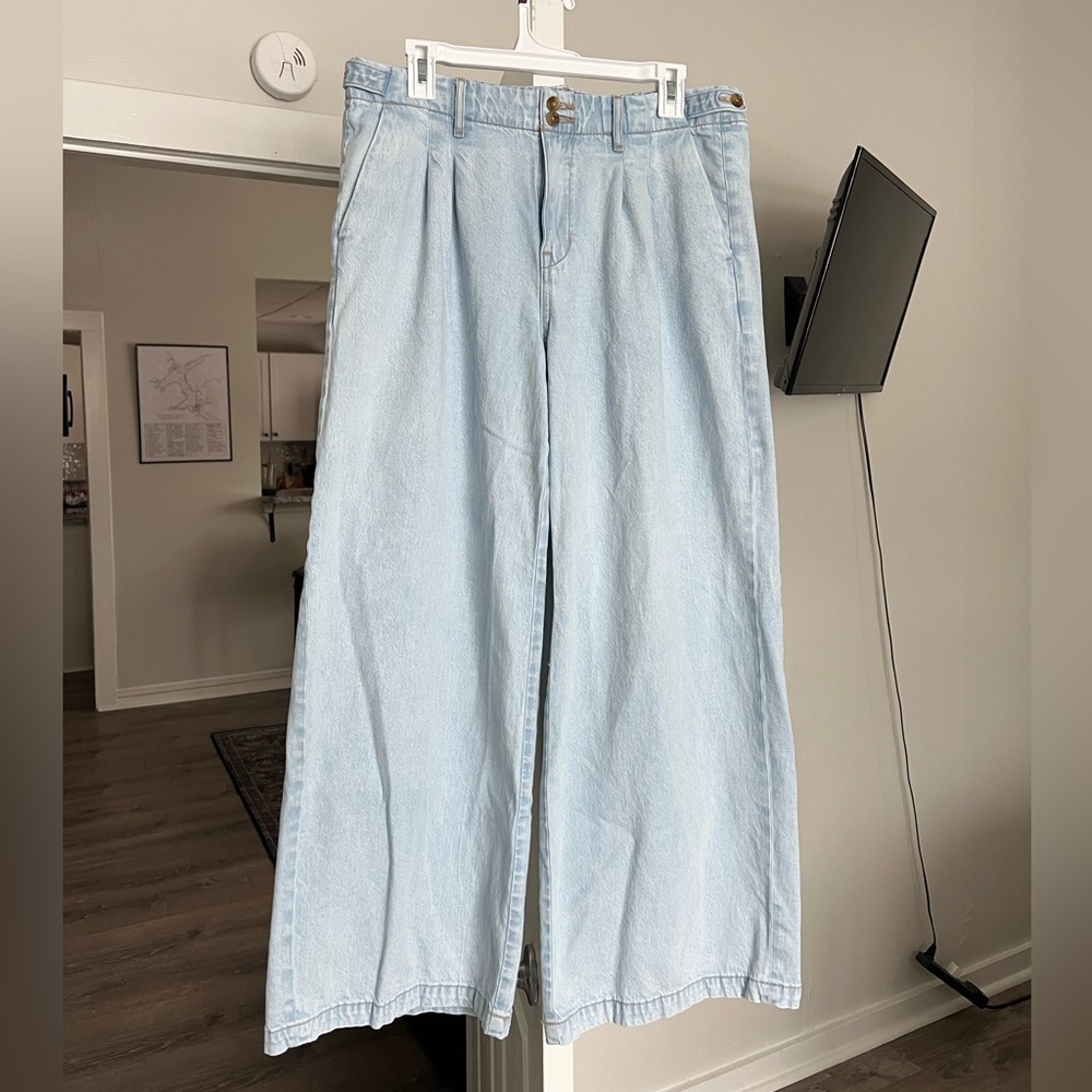 Brand new size 10 American Eagle strigid high waisted wide leg jeans. Worn once.